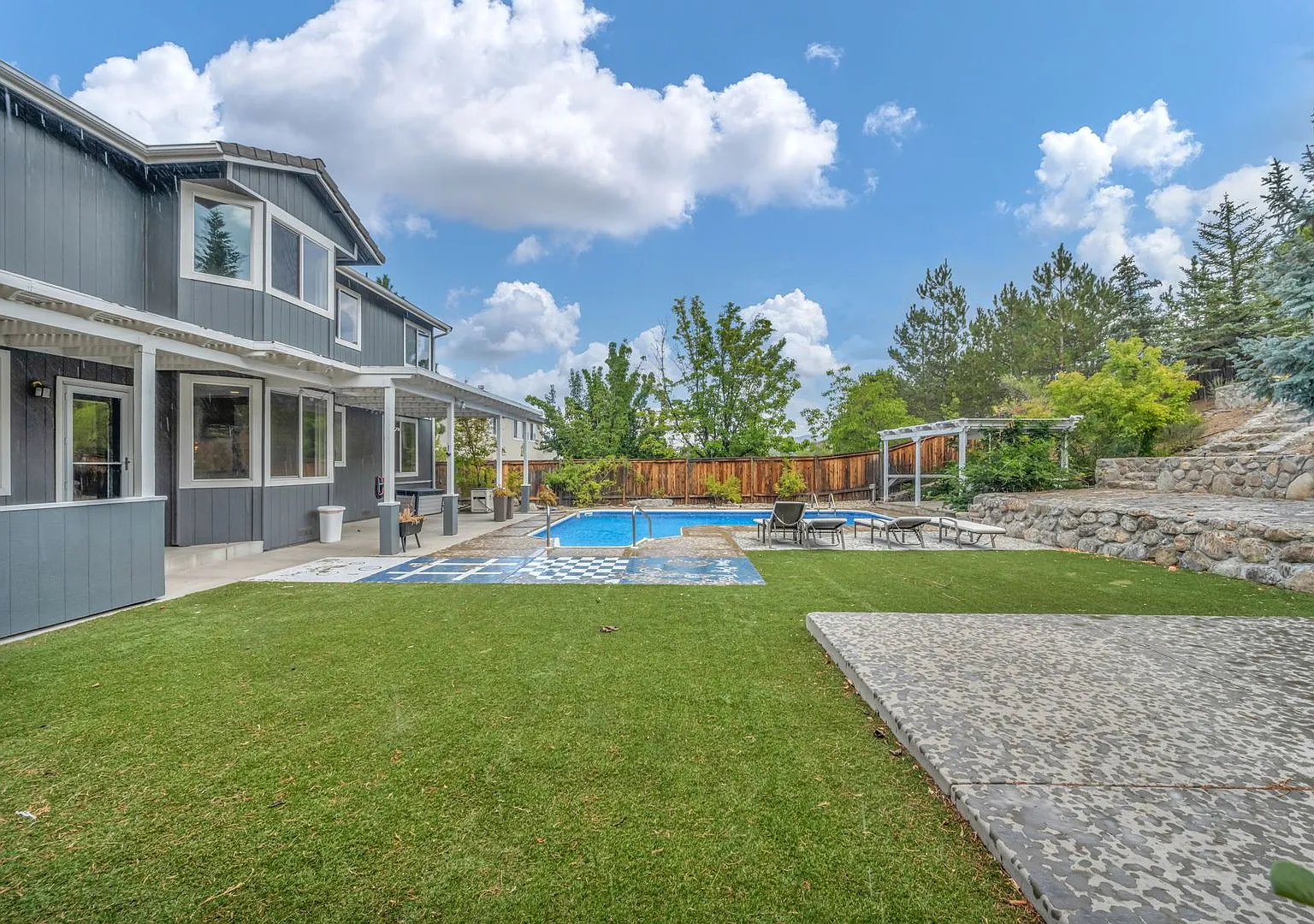 Fully Furnished All Utilities Included With Pool & Private Backayrd — Photo 4