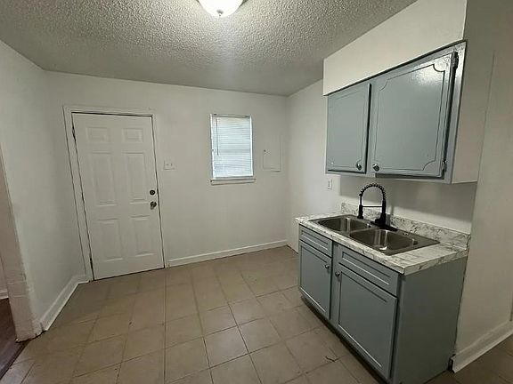 3rd image of 1344 Hyde Park Blvd