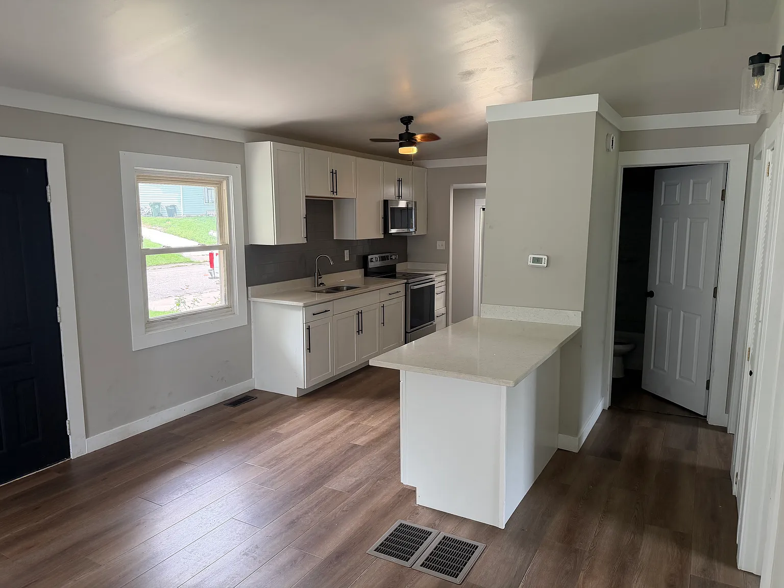 3 bed, 1200 sqft, $1,600 — Photo 1