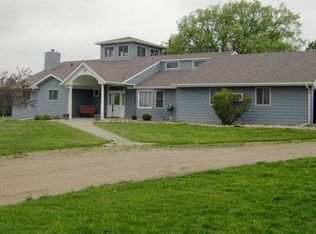 201 Ridgeview Dr, Tabor, SD 57063