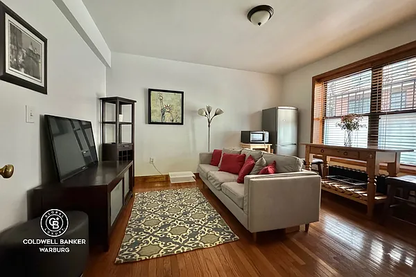 Rented by Coldwell Banker Warburg | media 1