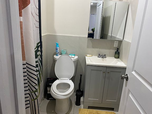 3rd image of 318 William St