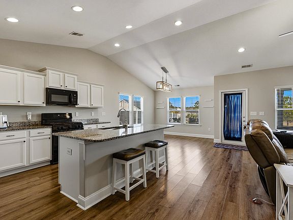 4th image of 3716 Park Pointe Ave.
