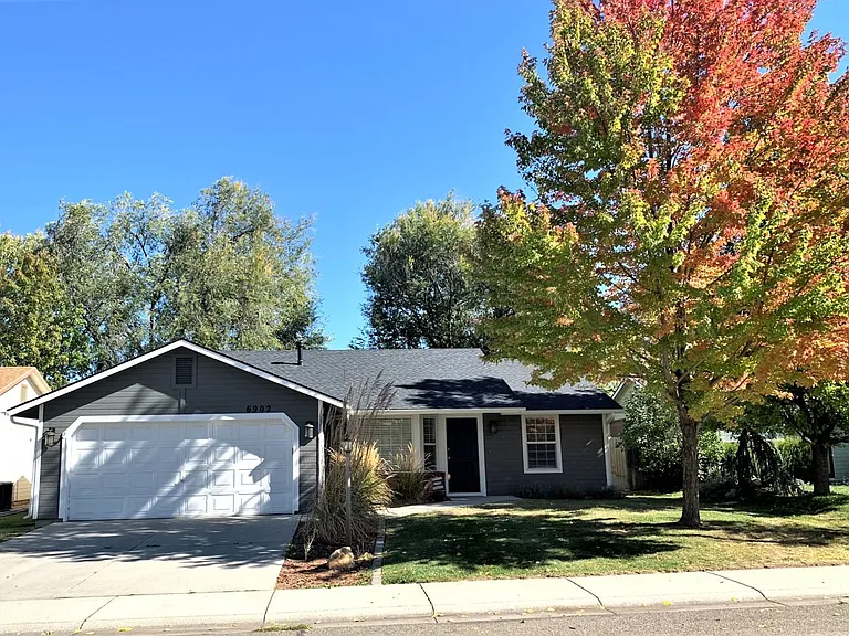 6902 N Prescott Ave — Photo 1