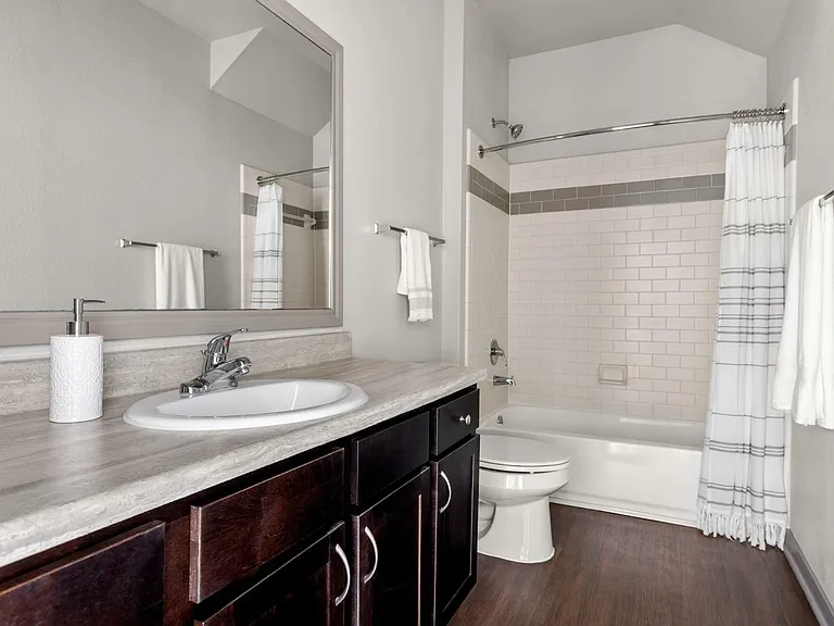Avenues at Northpointe - Bathroom