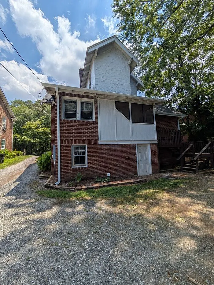 2 bed, 1.0 bath, 1093 sqft, $1,045 — Photo 2