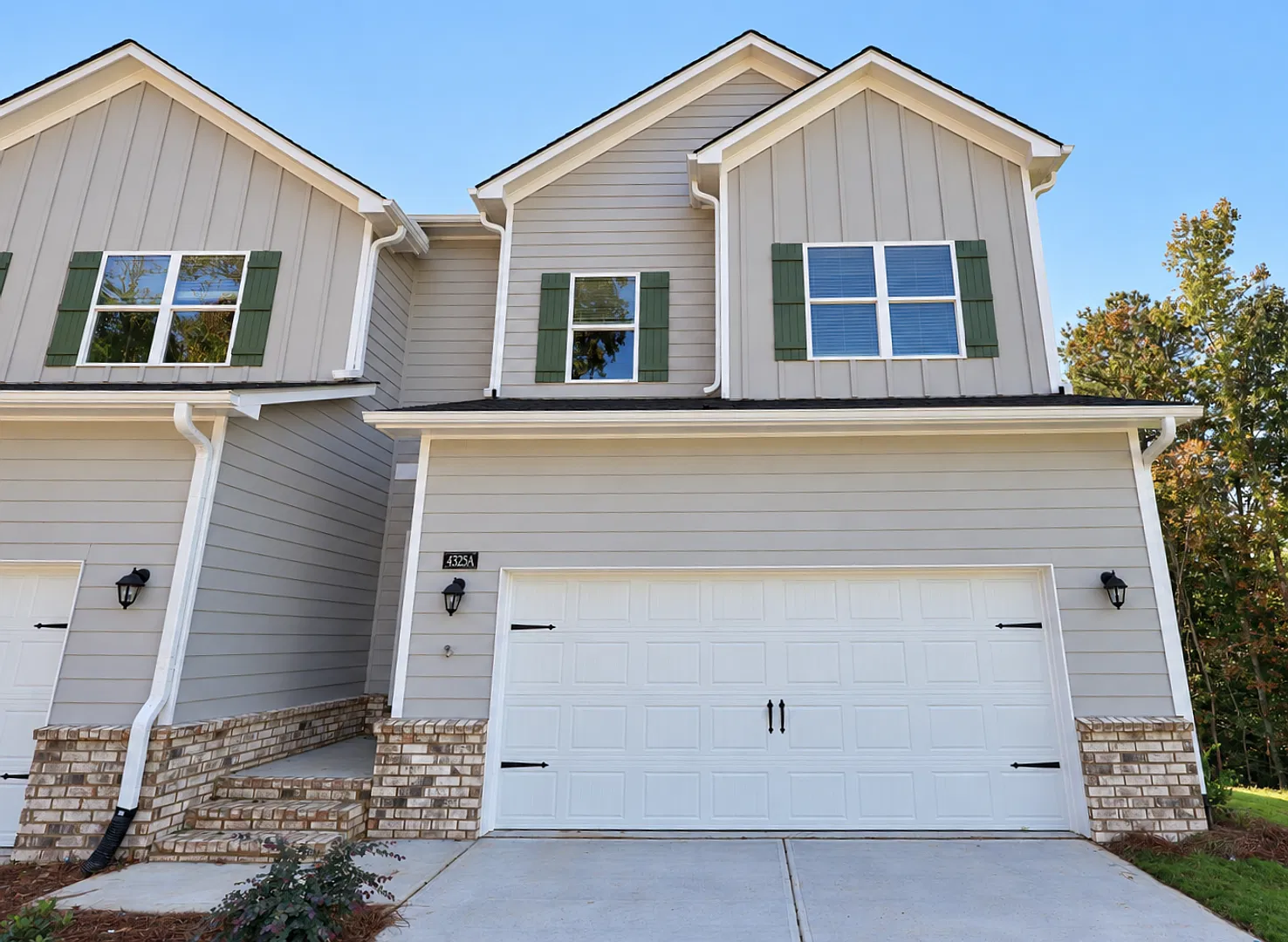 Now Leasing: Spacious 4-Bedroom Townhomes in Oakwood — Photo 1