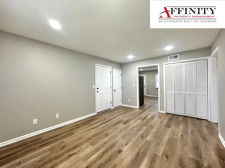 805 NW Mock Ave #D — Photo 3
