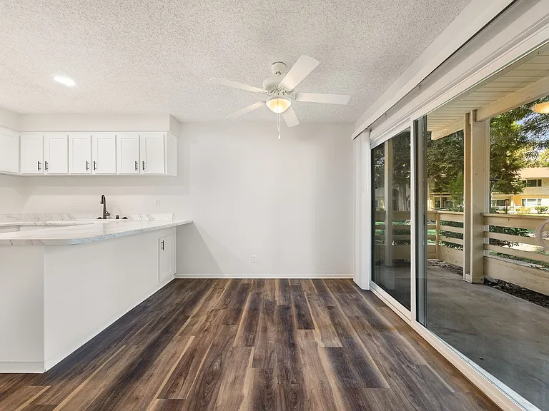 Lassen Villa Apartments — Photo 43
