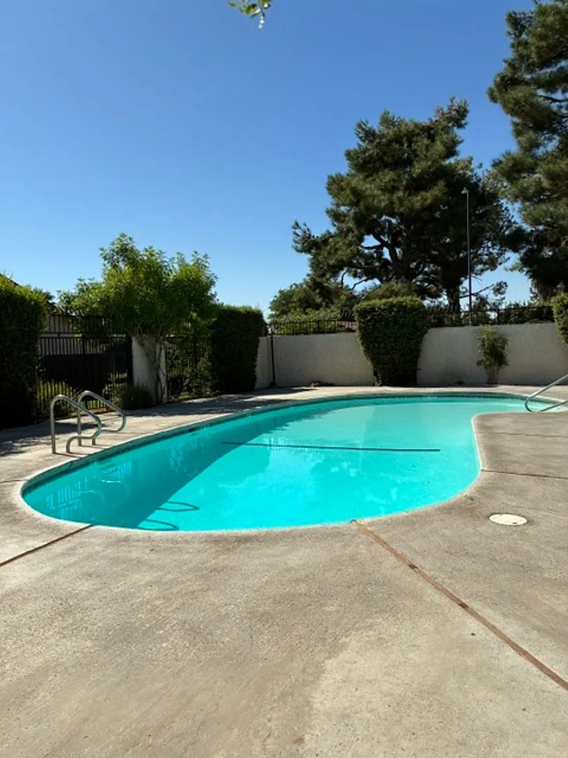 1 Bedroom Condo with Fireplace, Private Patio, Pool Access & Washer/Dryer Included — Photo 2