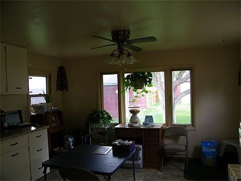 4th image of 624 Custer Ave