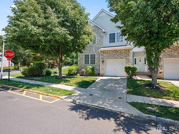 5th image of 28 Sandhill Ct