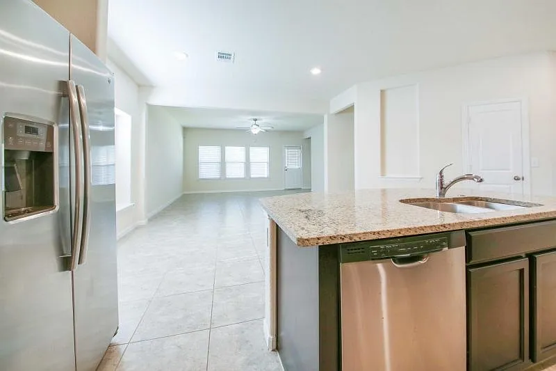 3 bed, 2.0 bath, 1535 sqft, $2,000 — Photo 3