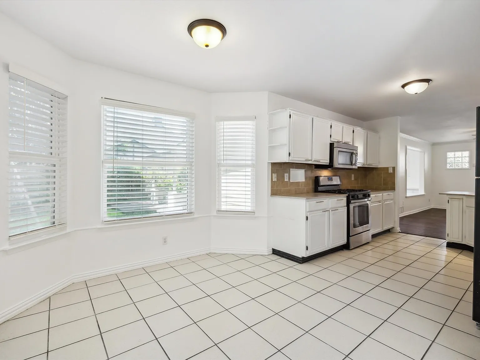 4 bed, 2.5 bath, 3028 sqft, $2,295 — Photo 4