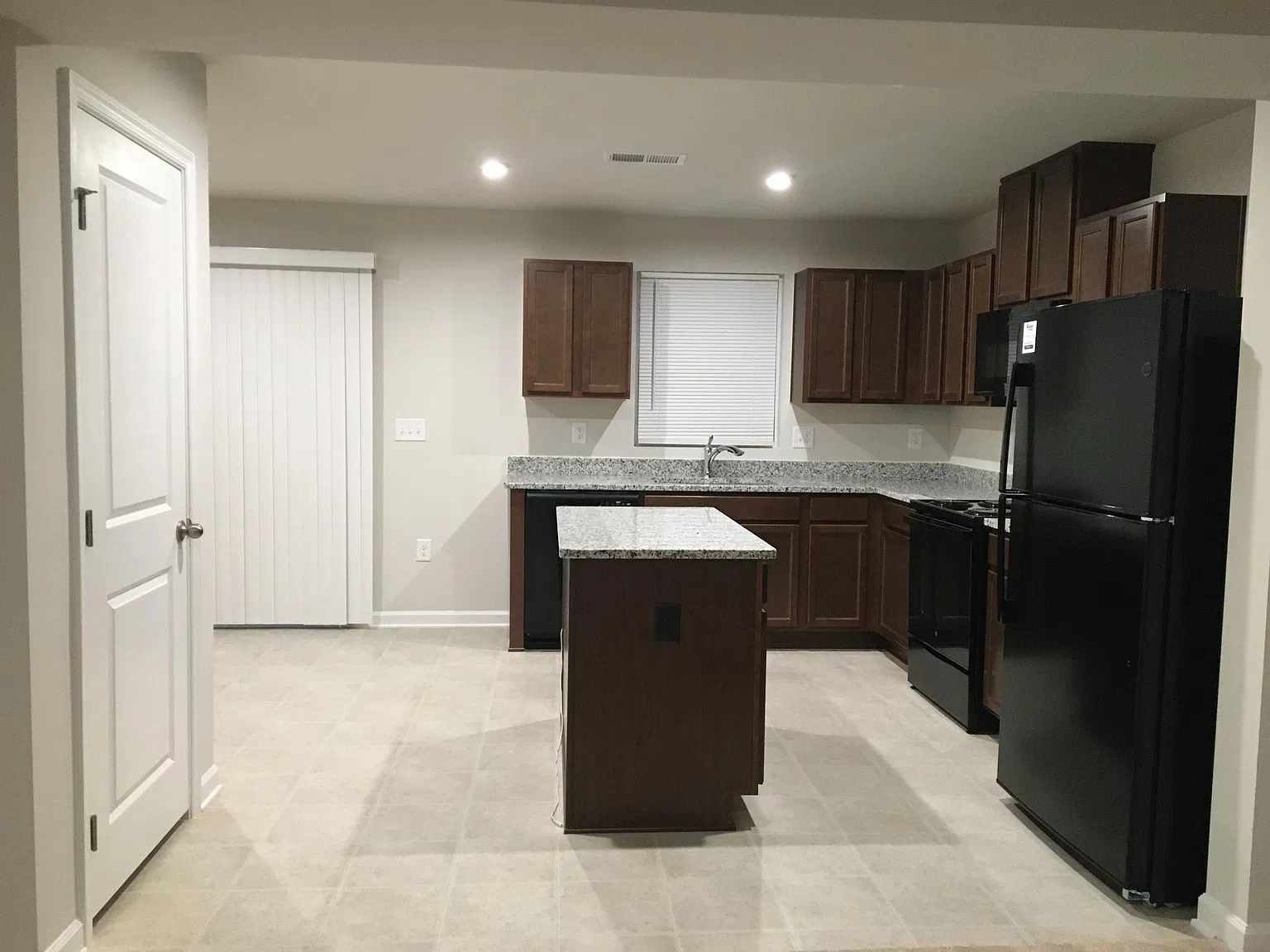 768 Carson Cir — Photo 2