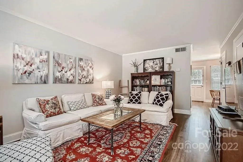 2 bed, 1.5 bath, 964 sqft, $1,995 — Photo 2