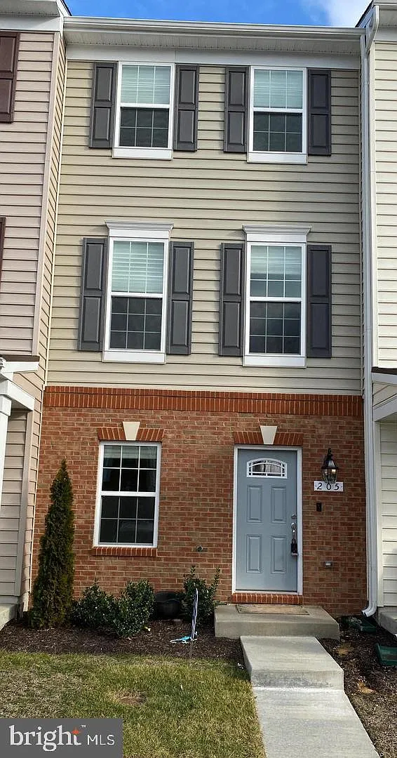 3 bed, 3.0 bath, 1730 sqft, $2,500 — Photo 1