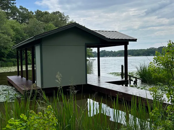 3011 E Lake Dr, Gladewater, TX 75647