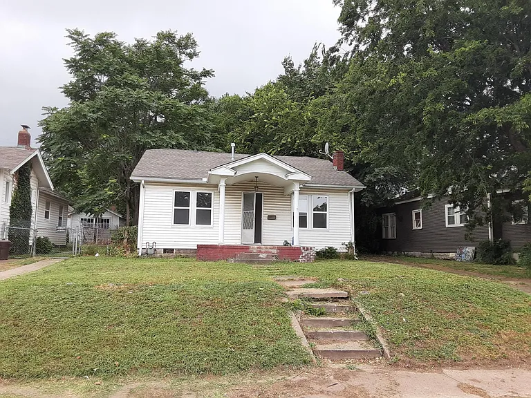 1120 S Gary Pl — Photo 2