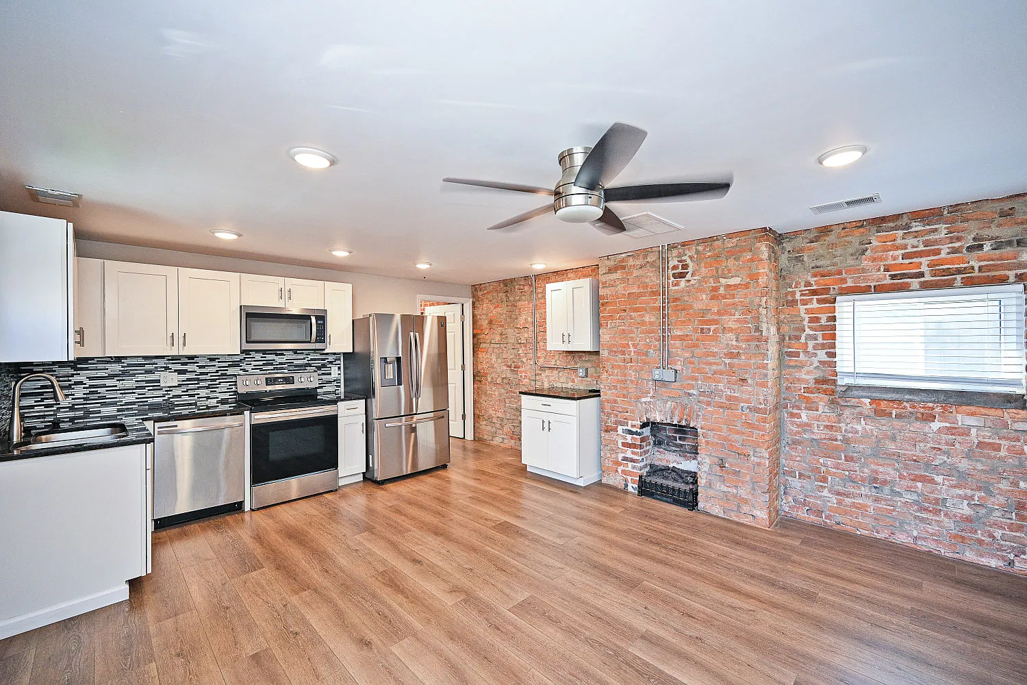 2 bed, 775 sqft, $1,695 — Photo 3