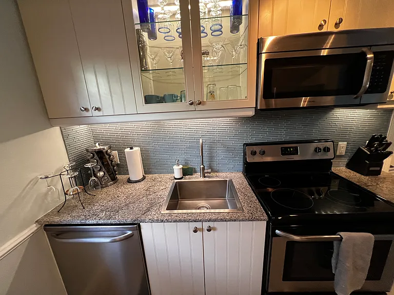 208 10th Ave N #208 — Photo 12