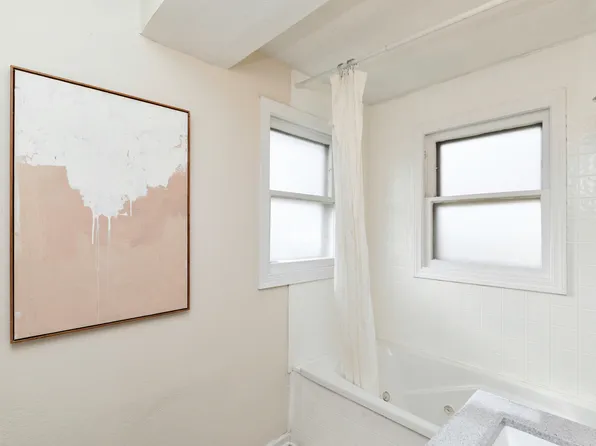 2416 E 38th Ct, Des Moines, IA 50317