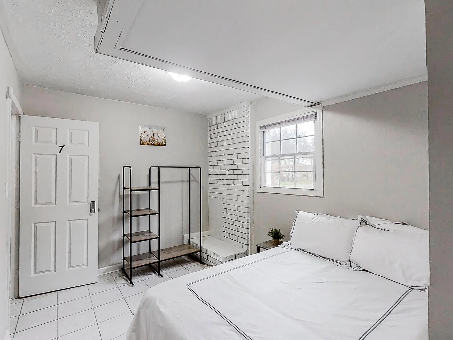 4 bed, 2.0 bath, 1825 sqft, $581 — Photo 2