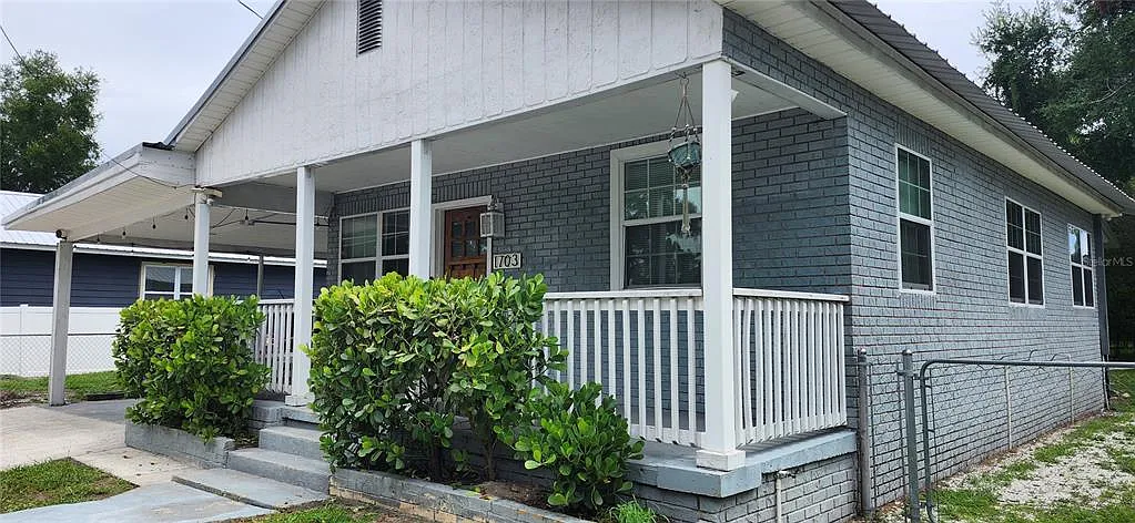3 bed, 1.0 bath, 1018 sqft, $2,200 — Photo 2