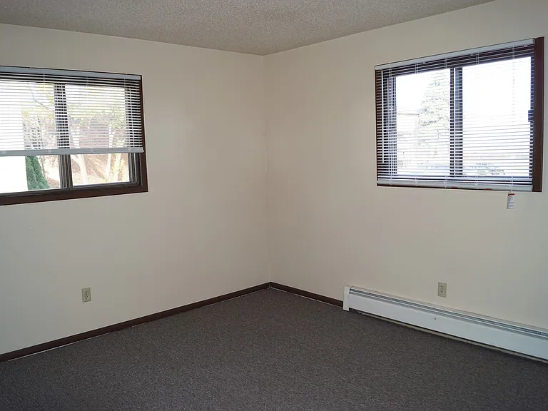 Arnold's Park Apartments — Photo 12