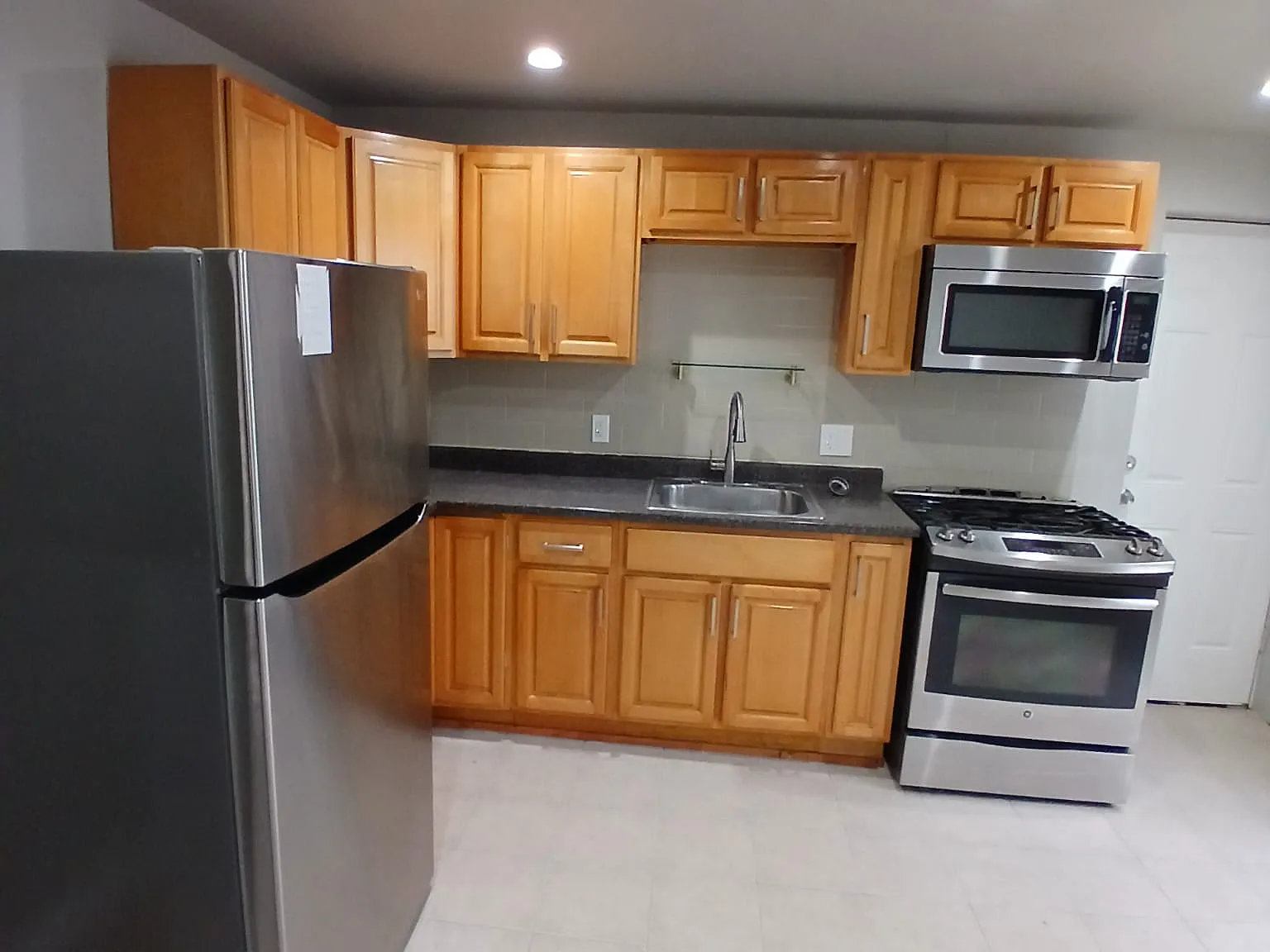 3 bed, 1200 sqft, $2,100 — Photo 4