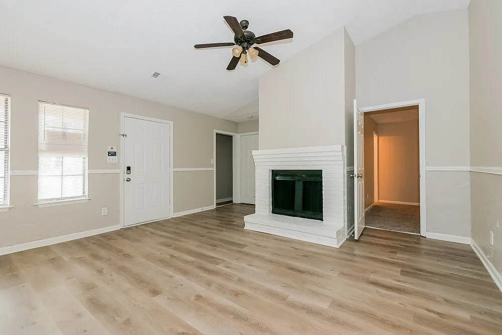 3 bed, 2.0 bath, 1982 sqft, $2,180 — Photo 3