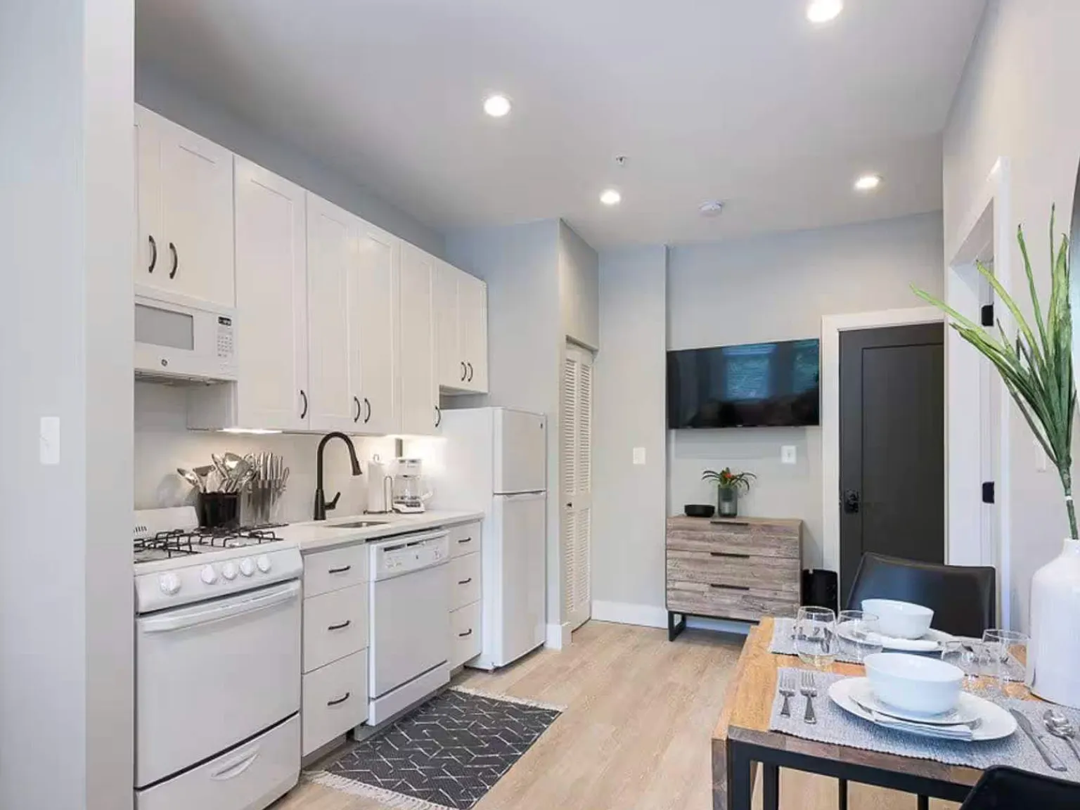 1 bed, 500 sqft, $4,110 — Photo 1
