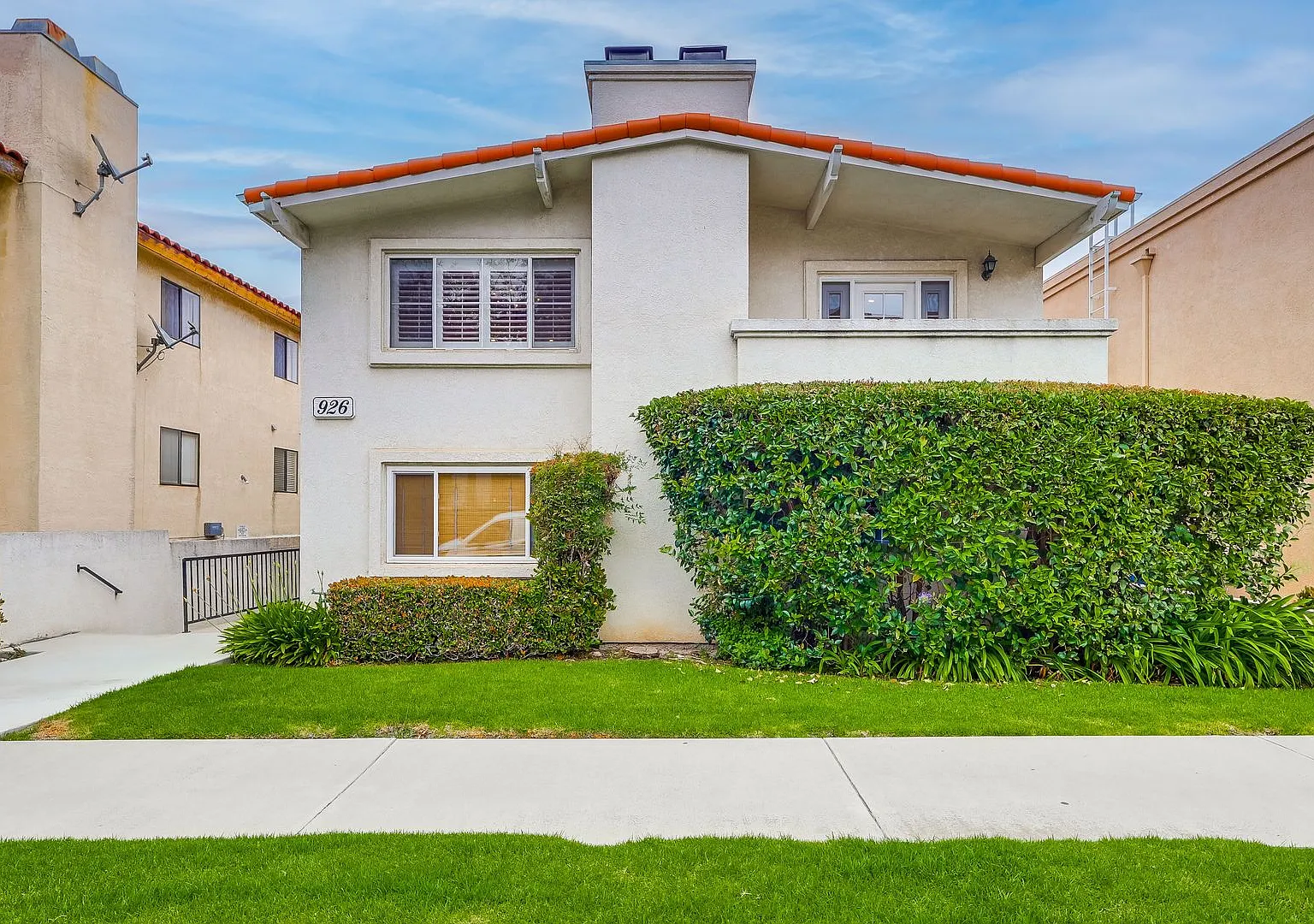 A Must SEE! Specious 3 Bedroom 2 bath upstairs condo — Photo 2