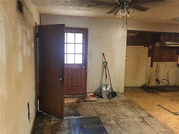 3rd image of 2301 Garden Oaks Dr