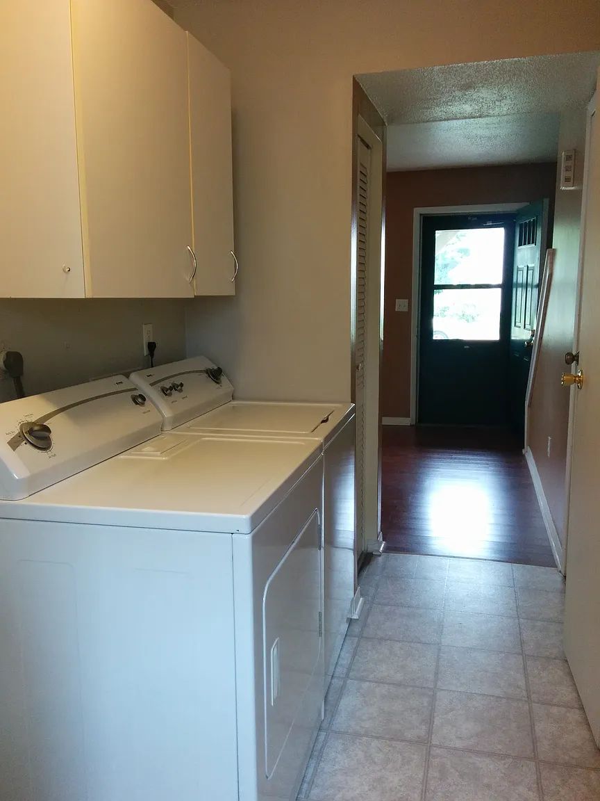 2908 W John St photo 1