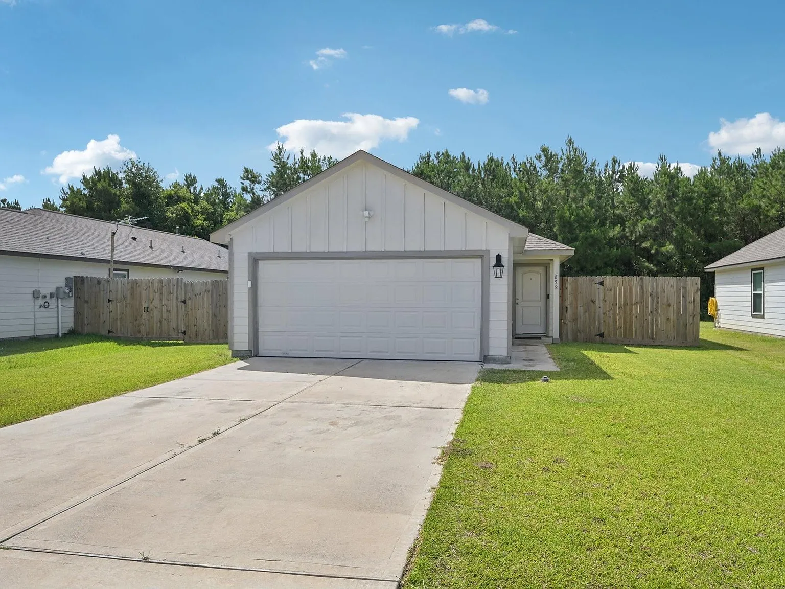 3 bed, 2.0 bath, 1296 sqft, $1,990 — Photo 2