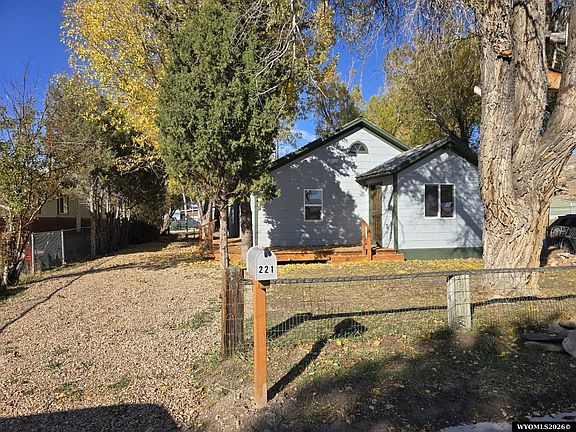 3rd image of 221 Beryl St