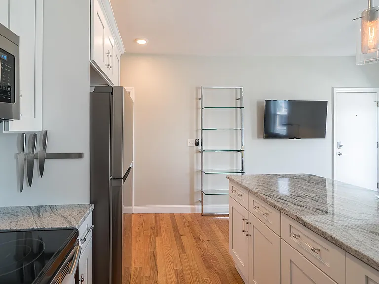 728 E 2nd St #3 — Photo 8