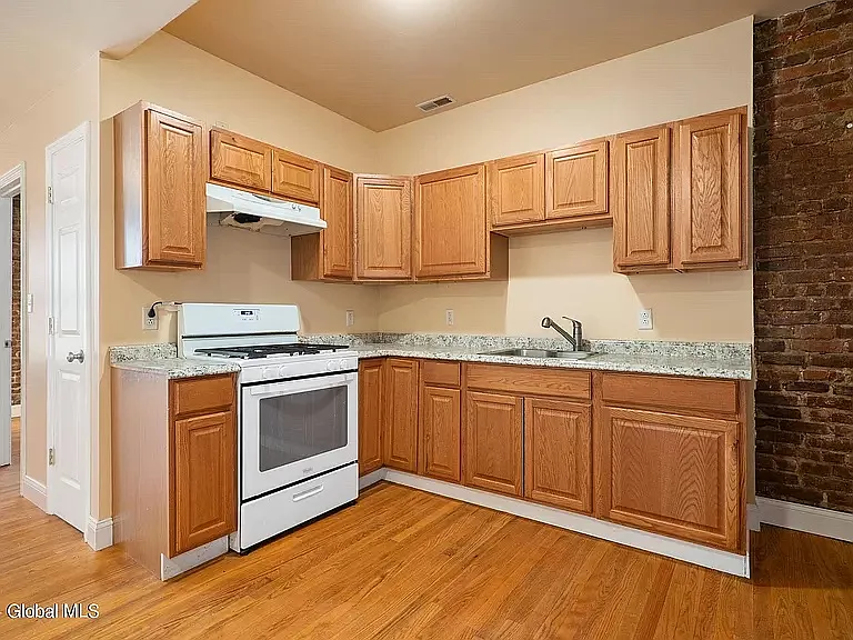3 bed, 1000 sqft, $1,850 — Photo 3