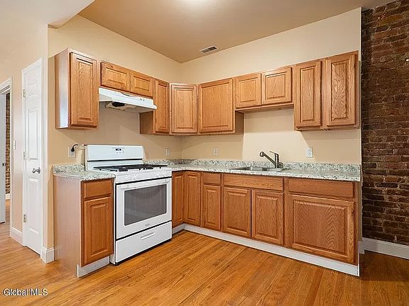 3rd image of 73 Clinton St APT 2