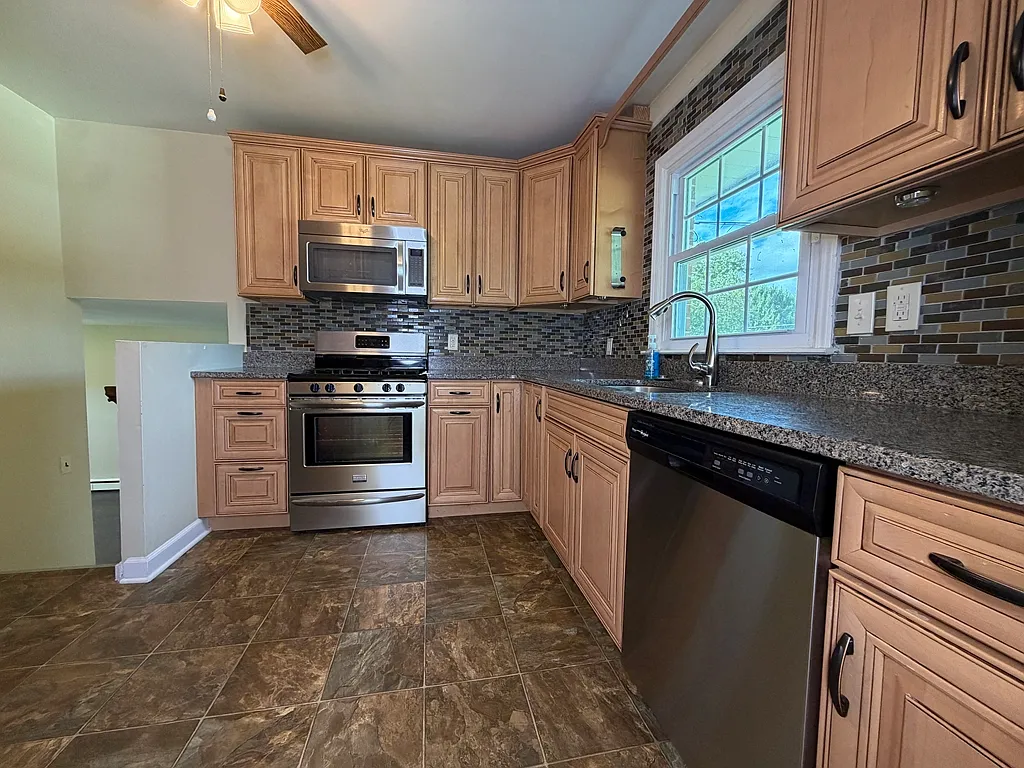 4 bed, 2.0 bath, 1927 sqft, $2,350 — Photo 2