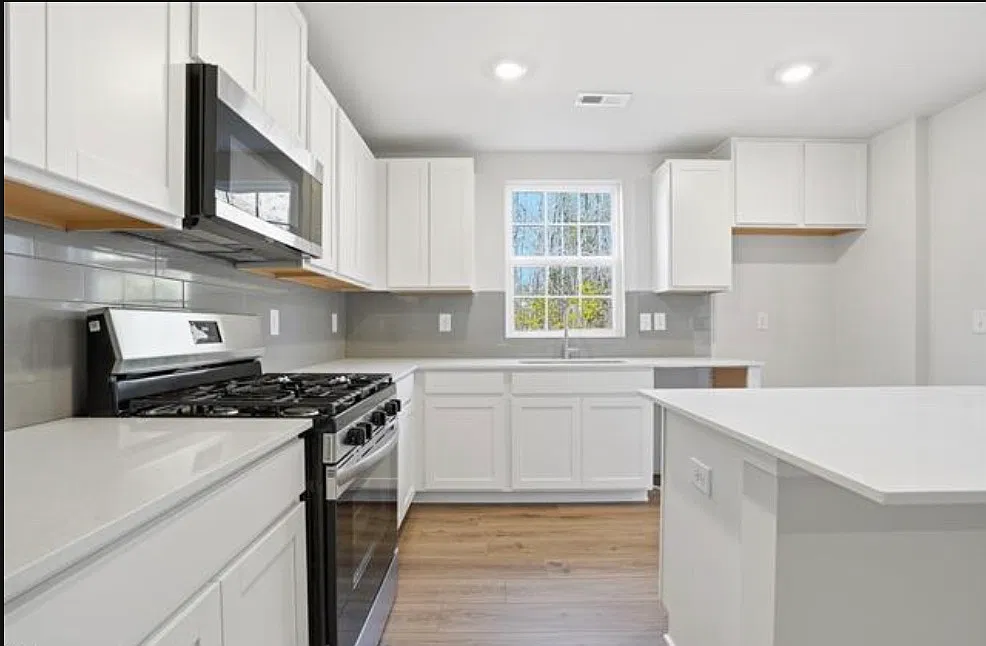 3 bed, 2.5 bath, 1423 sqft, $1,745 — Photo 3