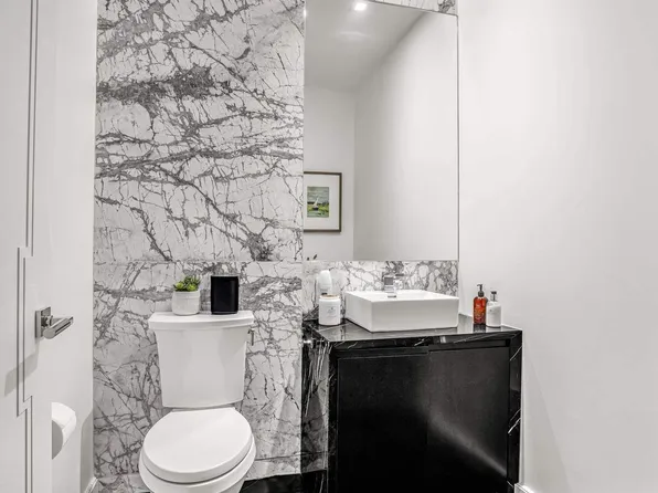 138 East 50th Street image 6 of 15