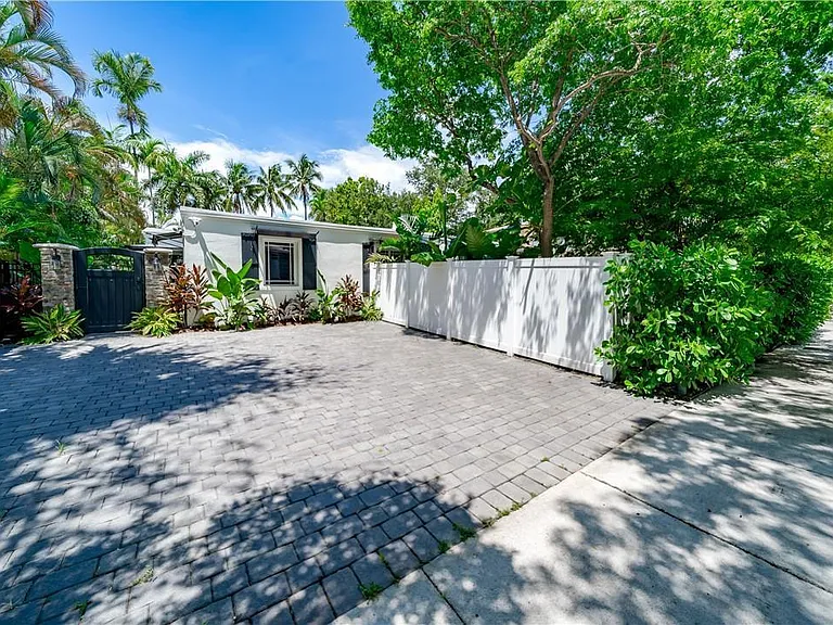 417 NE 15th Ave — Photo 44