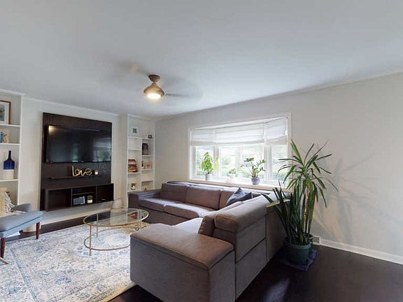4th image of 360 Heather Ave