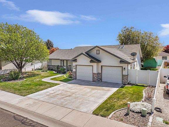 3rd image of 2562 Carriage Way