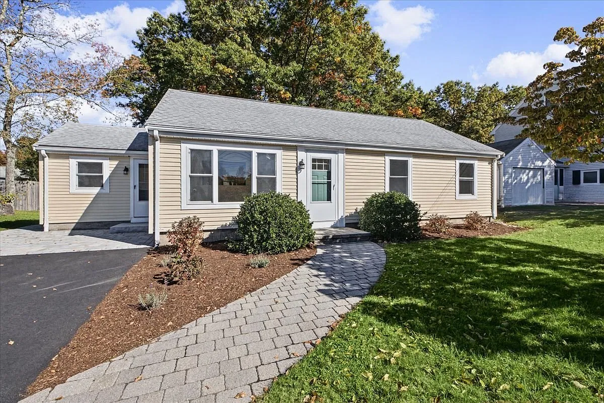 3 bed, 1.0 bath, 1272 sqft, $3,600 — Photo 1