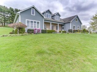 8 Wheatfield Dr, Wallingford, CT 06492