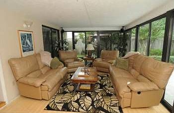 3rd image of 912 Versailles Cir