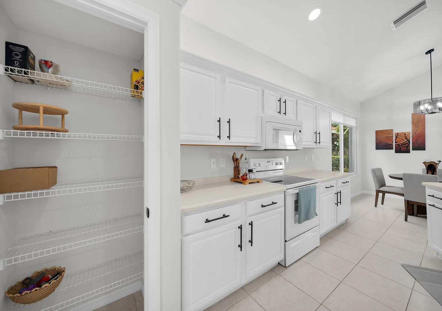 Fully Furnished 3 beds 3 bath Annual Rental with Private Heated Pool in Ventura Pelican Marsh — Photo 3